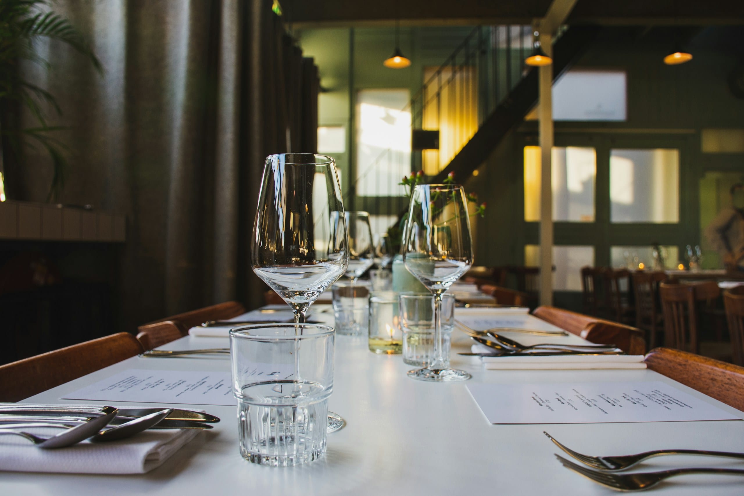 Weingläser im Kerzenlicht auf einem Restauranttisch