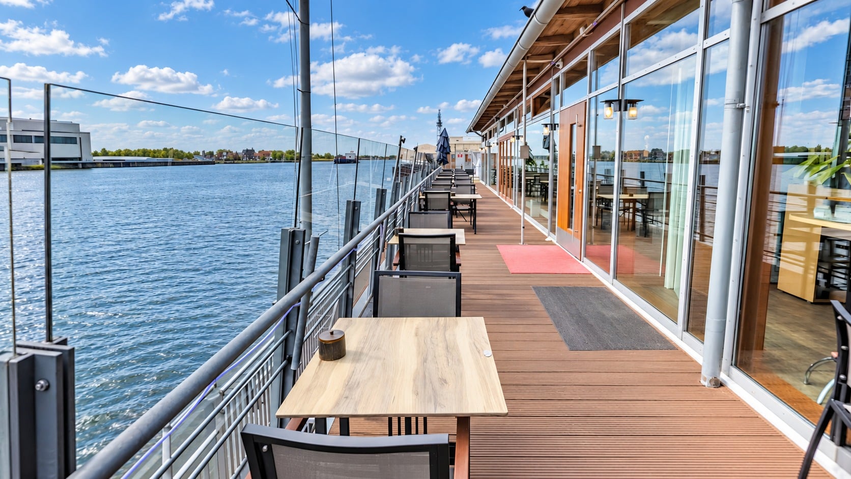 Maritime Details und warme Beleuchtung im Tekne Restaurant in Bremen